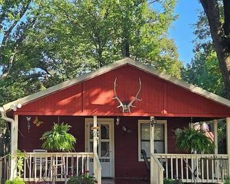 Cabin like setting on wooded property 5 minutes from Caddo Lake - Karnack - Budynek