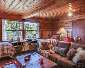 Cherry Leaf Lodge - Dog-Friendly Escape with Lake Views & Lake Access - Meyers - Living room