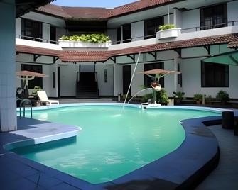 Hotel Arumbai - Biak - Piscina