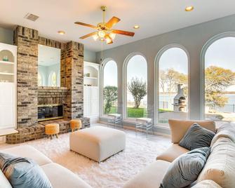 Lakefront Home w/ Pool, Patio & Views in Rockwall - Rockwall - Wohnzimmer