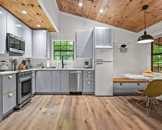 Smoky Mountains Hut Tub Cabin Dog Friendly - Sevierville - Kitchen