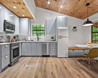 Smoky Mountains Hut Tub Cabin Dog Friendly - Sevierville - Kitchen