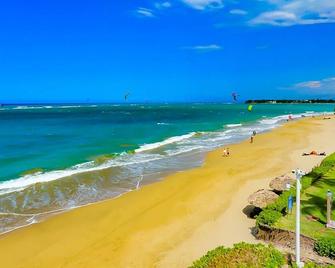 Beachfront apartment, 2BD 2BTH, sea views, in gated resort with pool and gym - Cabarete - Plaża