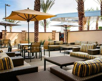 Fairfield Inn & Suites by Marriott Tustin Orange County - Tustin - Binnenhof