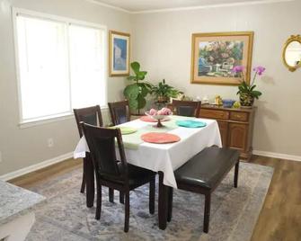 Entire house with 3 bedroom/1.5 bath - Griffin - Dining room