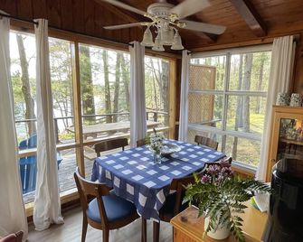 Lakefront Cottage on Muskoka's Kahshe Lake - Gravenhurst - Essbereich