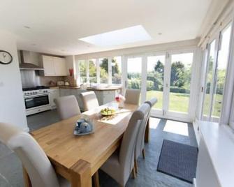 Idyllic holiday cottage, fast wifi, 60 acres near Babington House - Radstock - Dining room