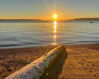 Tacoma Dash Point Beach Cabin with Balcony! - Tacoma - Beach