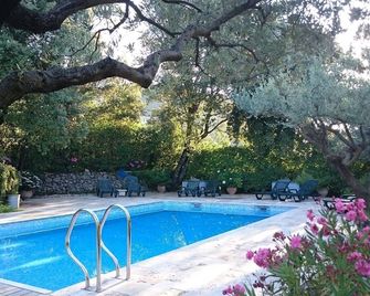 La Radassière - Correns - Piscina