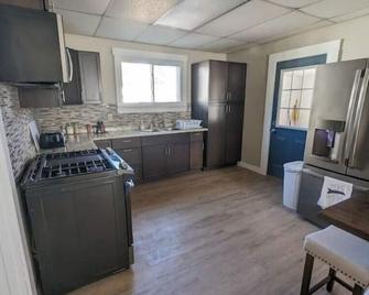 Charming century home in a quiet neighborhood, 3 blocks from downtown Hillsdale - Hillsdale - Kitchen