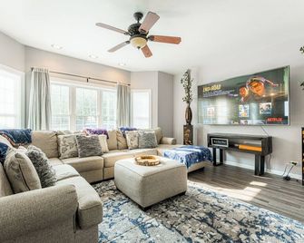 Hot Tub, Smart TVs, Spacious 5bedroom house in charming Bolingbrook with WiFi,AC - Bolingbrook - Living room