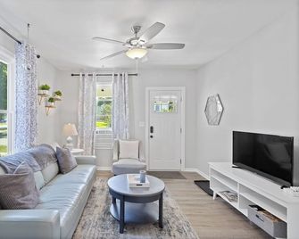 Purple Door Retreat-Wi-Fi, 20 Minutes from Wisconsin Dells - Portage - Sala de estar
