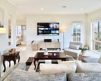 Brilliant Oceanview Holiday House Mountain High - Mount Martha - Living room
