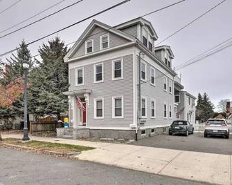 Witch City Retreat with Tiki Bar in Downtown Salem - Salem - Building
