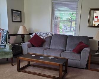 3 Br, 1 Ba, 3 Miles To Hershey&2 Miles To In The Net Sport Complex-Dog Friendly - Hershey - Living room