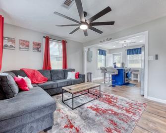 Cozy Home with City Views - Columbus - Living room