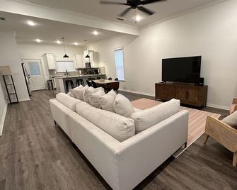 Stay Tyler @Royal Hills - Tyler - Living room