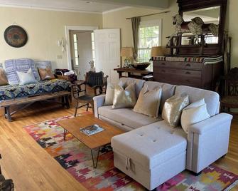 Farmhouse right outside of Ashland, Talent and Jacksonville Oregon - Phoenix - Living room