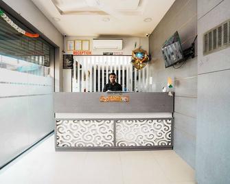 Hotel Metro Palace - Pālghar - Front desk