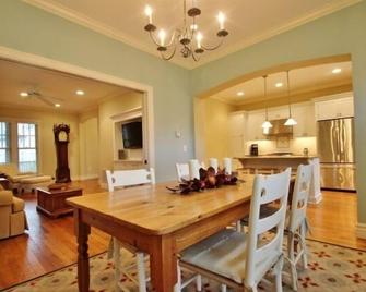 43 Janes: Year-round vacation home for the whole family! - Chautauqua - Dining room
