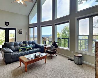 Kickback Kabin - Gatlinburg - Living room
