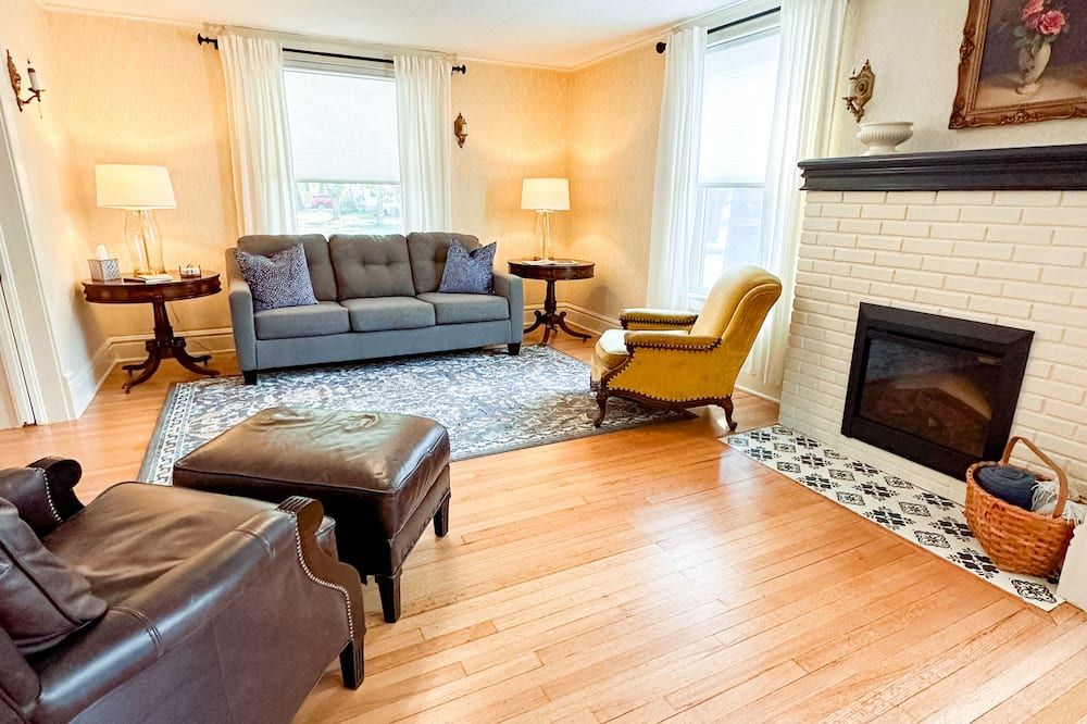 Beautiful historical home-to bring you peace and tranquility during your stay. - Ottawa - Wohnzimmer