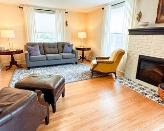 Beautiful historical home-to bring you peace and tranquility during your stay. - Ottawa - Вітальня