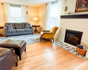 Beautiful historical home-to bring you peace and tranquility during your stay. - Ottawa - Wohnzimmer