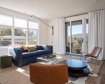 Piedmont Place Suite 303 | Near KFV | pet-friendly - Crozet - Living room