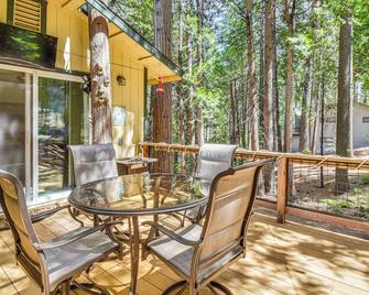 8 Mi to Dodge Ridge Mtn Peaceful Cabin with Deck! - Long Barn - Patio