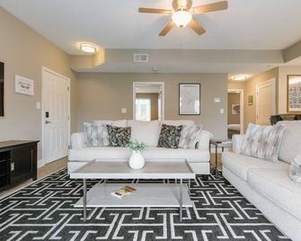 Overlook Downtown Gvl! | 2 Bed, 2 Bath - Greenville - Living room