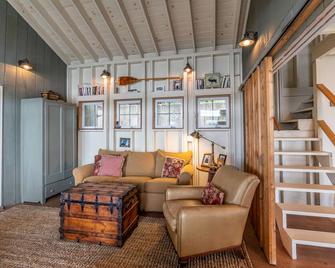 165+ private feet of direct lake frontage, with dock, grill, kayak - Keuka Park - Living room