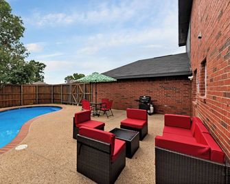 Pool retreat 5BA 2.5BA 4 King bed near lake - Rowlett - Pool
