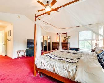 Woodsy Ballston Spa Home 4 Mi to State Park! - Ballston Spa - Bedroom