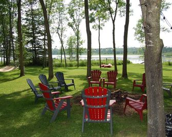 Beautiful remodeled retreat on tranquil North bay of Bone Lake. - 럭 - 파티오