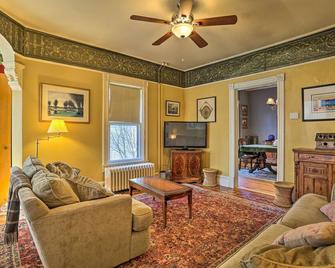 Historic House w/ Record Player, Walk to Downtown! - Roxbury - Living room
