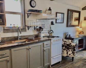 “wynot Bunkhouse”, Western Class In A Quaint Backyard Retreat - Cody - Kitchen