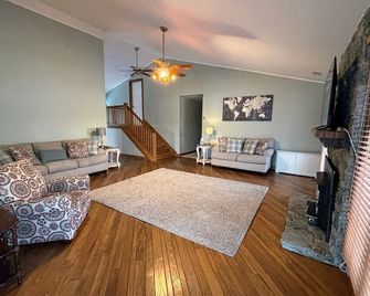 Family-Fun Escape w/ Pool, Game Room, Firepit + Baby Gear - Corbin - Huiskamer