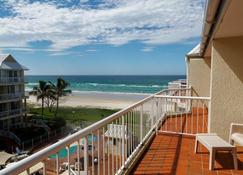 Crystal Beachfront Apartments - Bilinga - Balkon