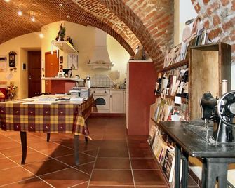 El Cavajer) Red Room - Revello - Cocina