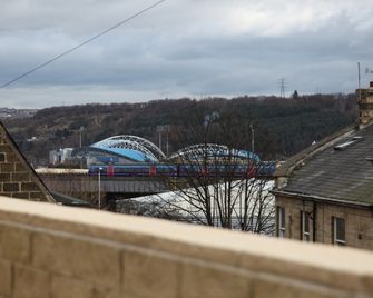 Cambridge Hotel - Huddersfield