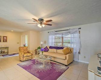 Marco Island Retreat with Pool about 1 Mi to Beach - Marco Island - Pokój dzienny