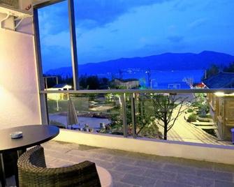 The Corner Seaview Hotel - Dali - Balkon