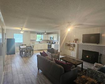 Charming 3-bedroom house with WiFi and AC in cool Canton - Canton - Obývací pokoj