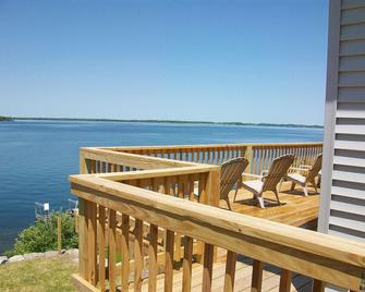 Angel Rock Waterfront Cottages - Cape Vincent - Balcony