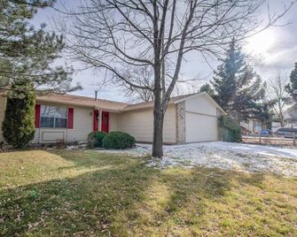 3bdrm Value and Comfortcheyenne Mountain Suburbs! - Colorado Springs - Building