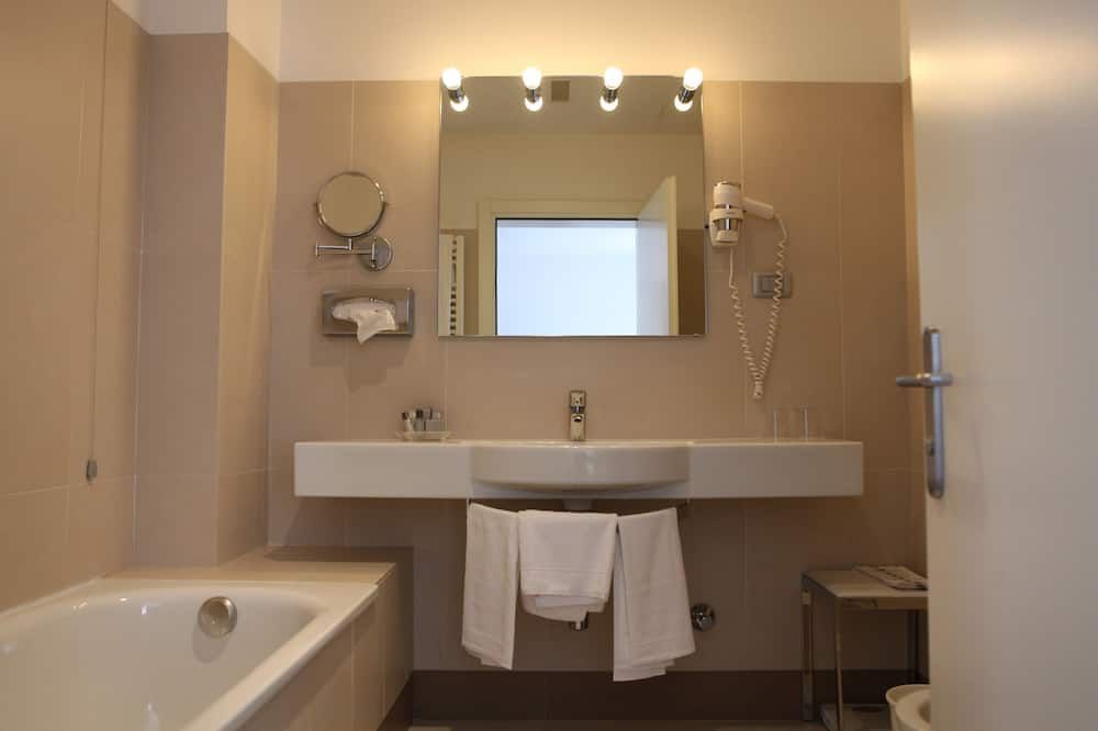 Hotel Accademia Trento - Trento - Bathroom