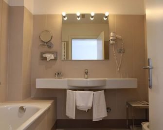 Hotel Accademia Trento - Trento - Bathroom