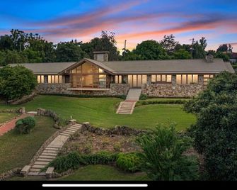 900 sq ft Luxury Spa Suite · 2SA · Lake Views - Lake Wales