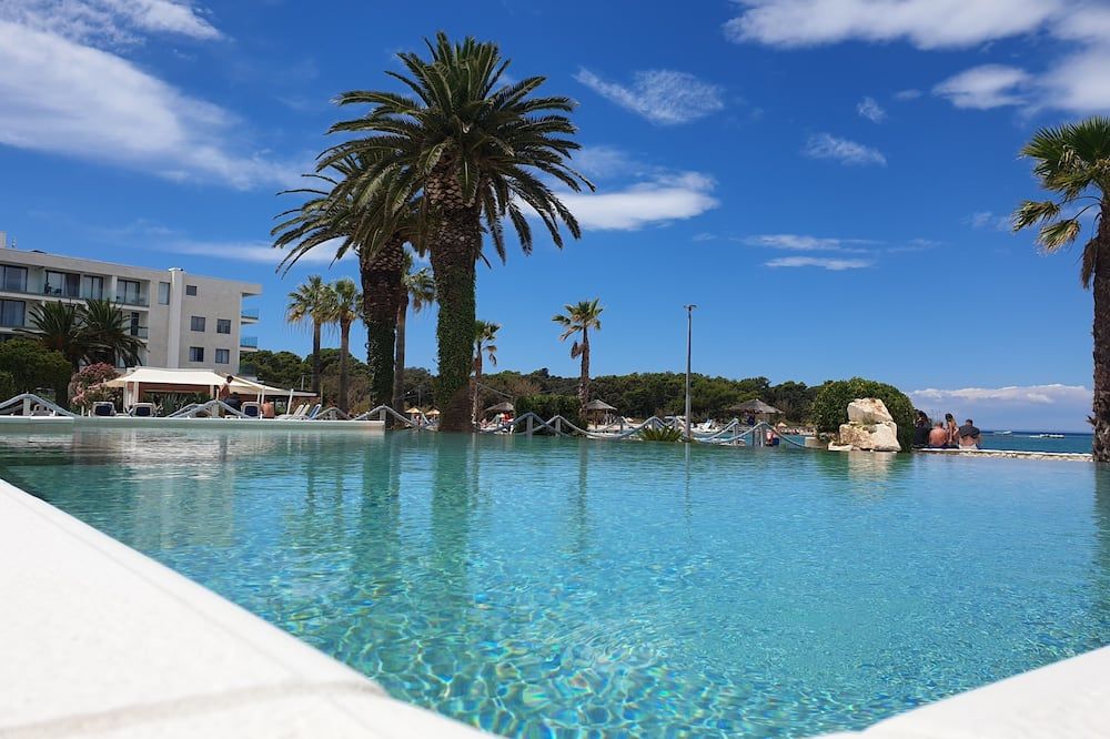 ليبرتي بلازا - نوفالجا - حوض السباحة